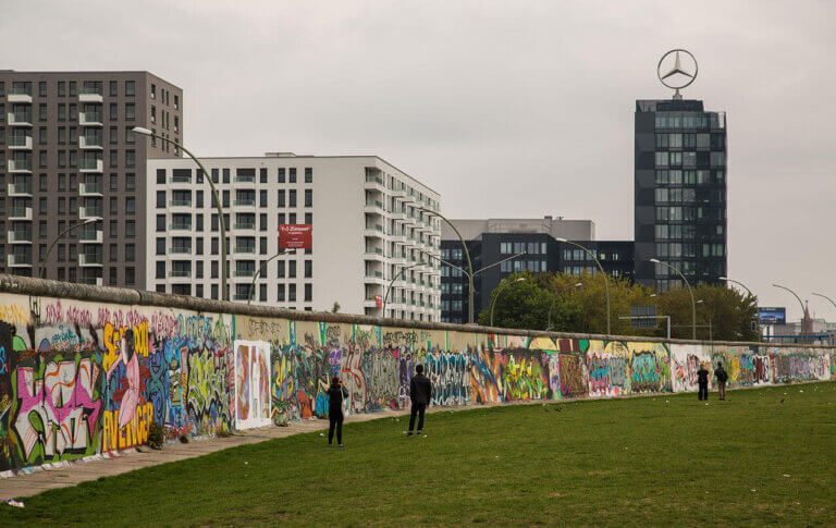 Hvorfor blev Berlinmuren bygget?